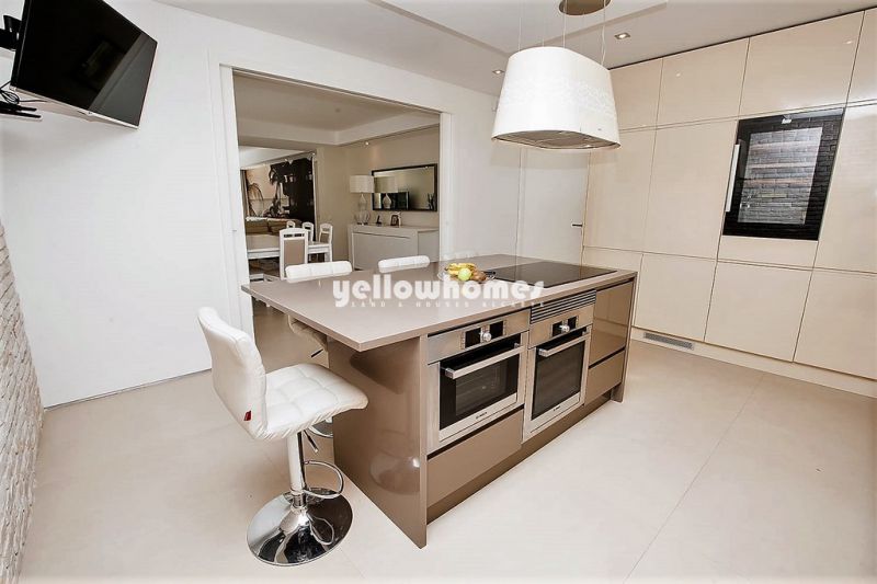 Moradia contemporânea perto da praia Olhos de Agua